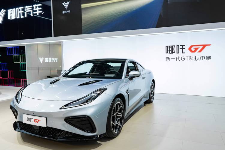 广州66哪吒汽车在智能汽车领域的表现，领途汽车在新能源汽车市场中的影响力